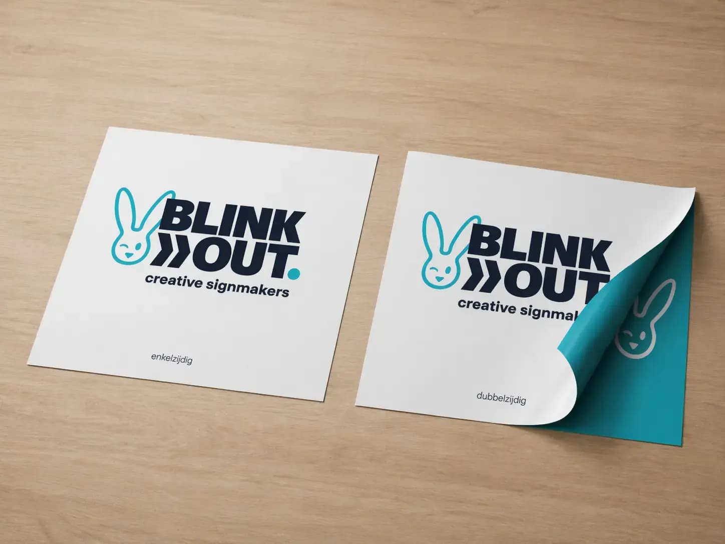 Twee vierkante BLINK OUT creative signmakers-printstalen op hout, met vergelijking tussen enkelzijdige en dubbelzijdige print waarbij de omgeslagen hoek de bedrukte achterzijde toont.
