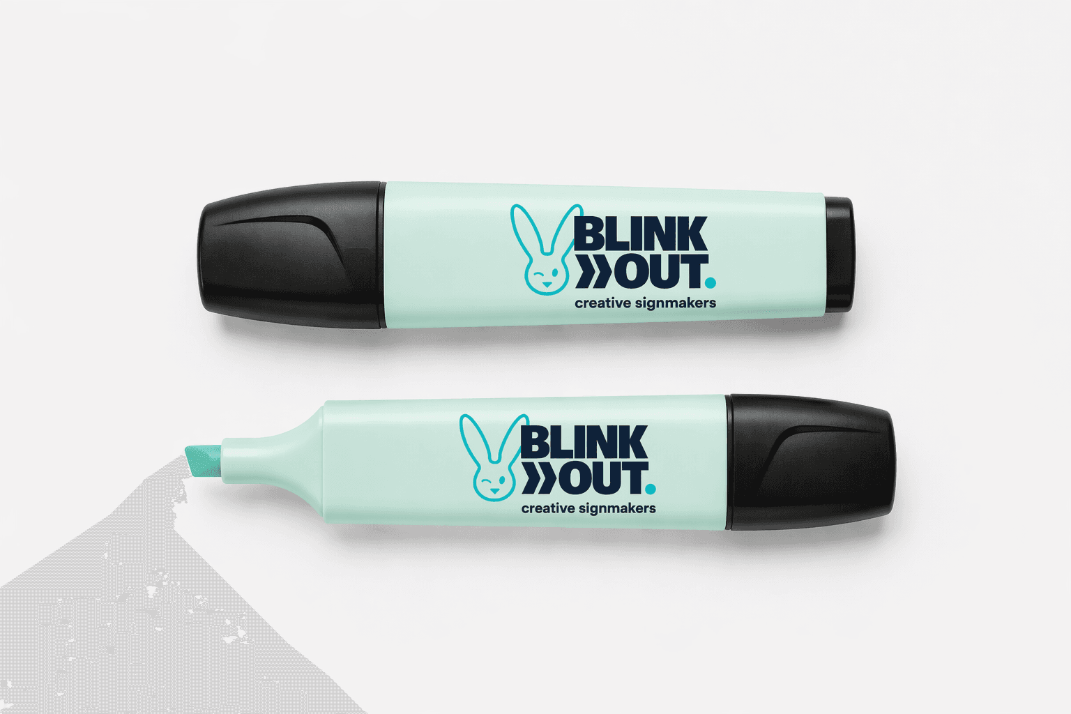 Twee mintgroene markeerstiften met zwarte dop en BLINK OUT creative signmakers-logo, afgebeeld als promotioneel relatiegeschenk op een neutrale achtergrond.