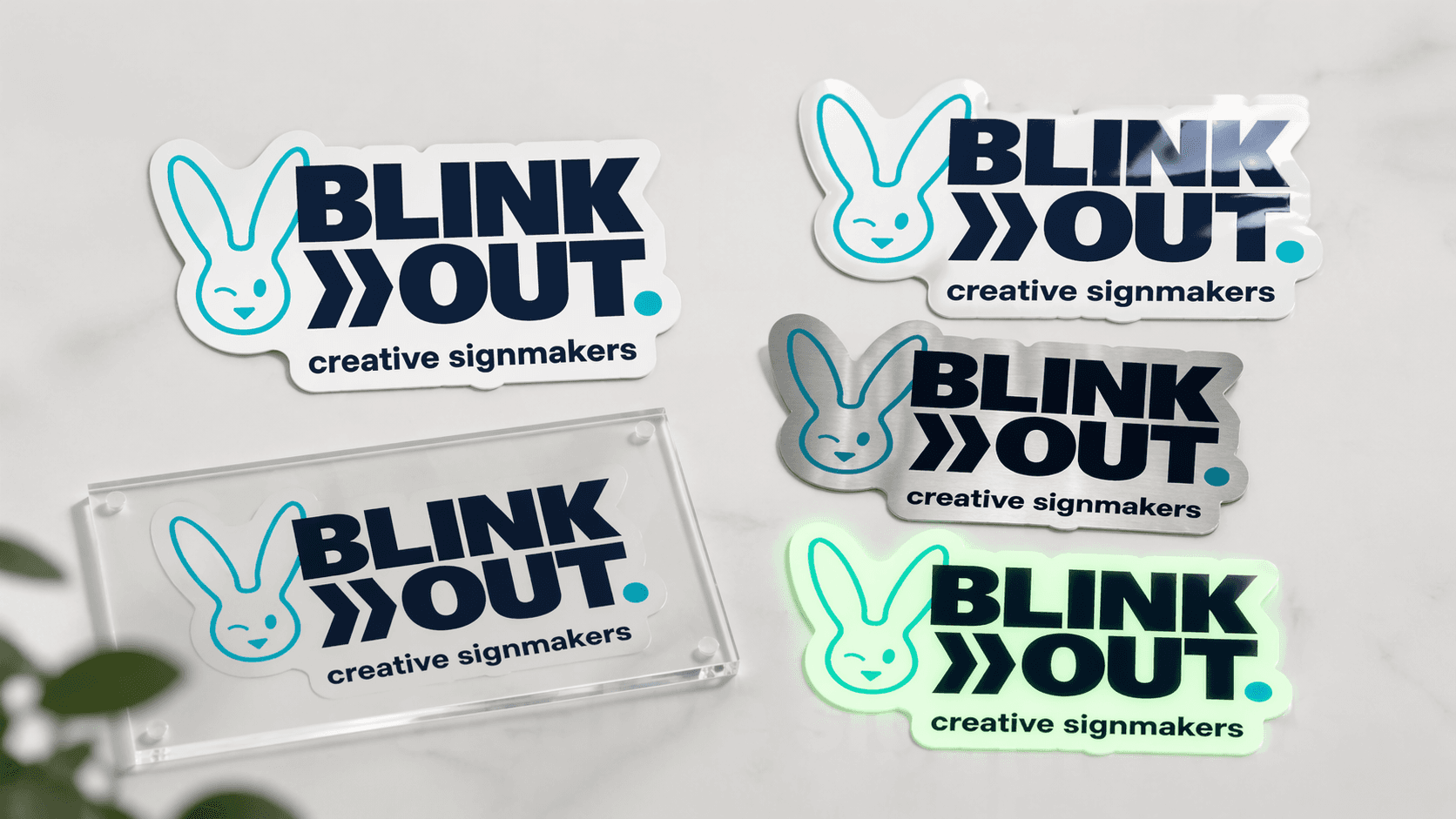 Overzicht van BLINK OUT creative signmakers-logo’s als signmaking sample set, uitgevoerd in contourgesneden plaatmateriaal, transparant acrylaat, geborsteld metaal, glanzende afwerking en lichtgevende uitvoering.