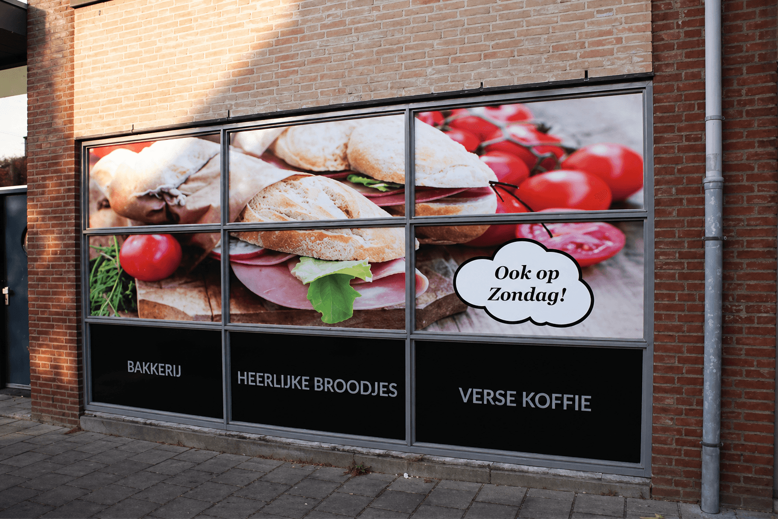 Raamstickers met grote broodjesfoto en teksten Bakkerij, heerlijke broodjes en verse koffie op de etalage van een bakkerij.