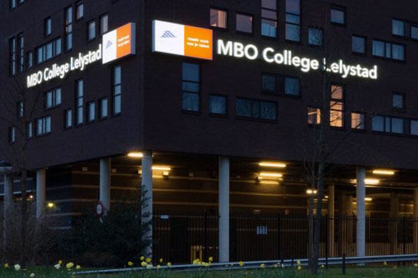 Boxletters school mbo college lellystad in het donker