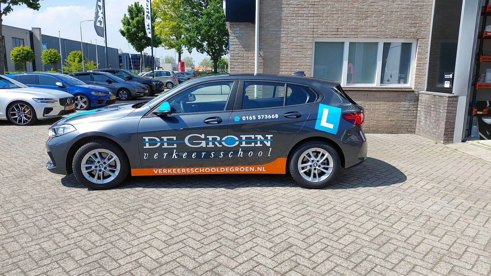 BMW learner car with Verkeersschool De Groen branding.