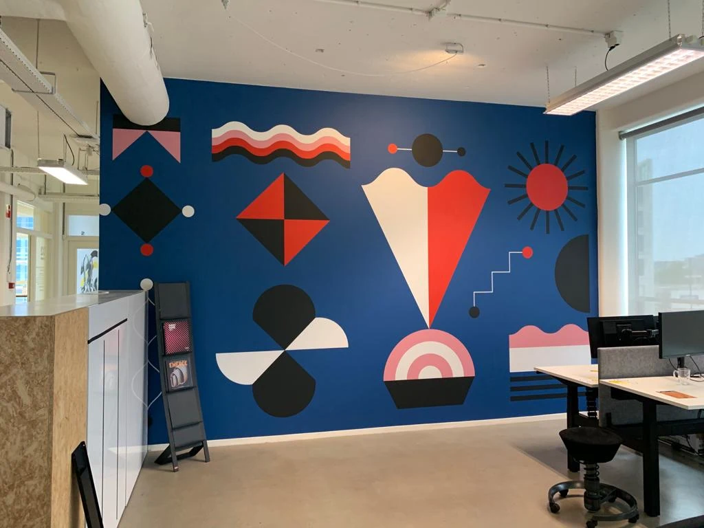 Abstract grafisch ontwerp op een blauwe kantoorwand