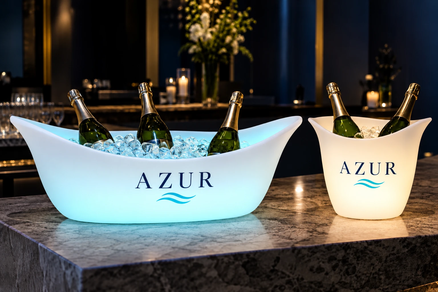 AI-ontwerpvoorbeeld van AZUR-logo’s op grote en kleine verlichte fleskoelers