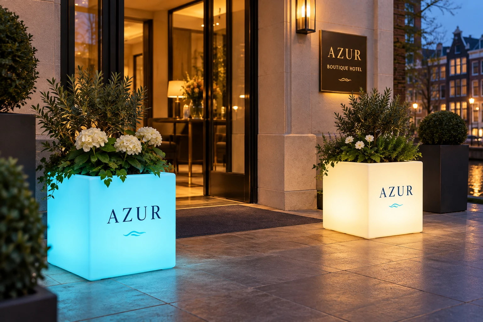 AI-ontwerpvoorbeeld van twee kubusvormige LED-bloempotten met AZUR-logo