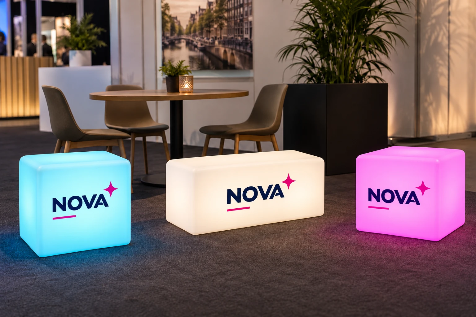 AI-ontwerpvoorbeeld van NOVA-kubussen en een compact LED-zitbankje met logo
