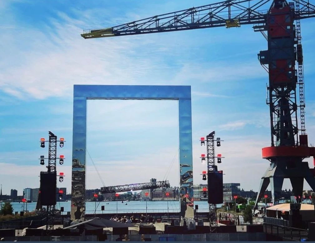 Groot zilverkleurig spiegelend decorframe bij een evenement aan het water